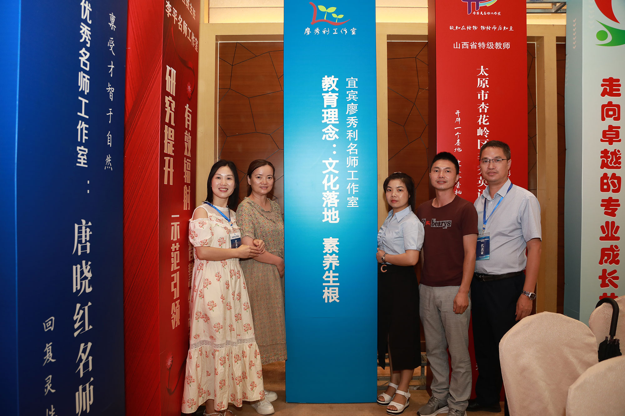 工作室成果博覽展區(qū)，實(shí)物成果展示專著、教材、教學(xué)輔助資料等出版物，教學(xué)演示、自制教具、模型、實(shí)驗(yàn)儀器創(chuàng)新發(fā)明，教育技術(shù)與教學(xué)裝備、器材，書畫作品、手工藝作品、職業(yè)技術(shù)作品；招生、研學(xué)旅行咨詢，教育相關(guān)行業(yè)。其他現(xiàn)場(chǎng)可以呈現(xiàn)的作品。