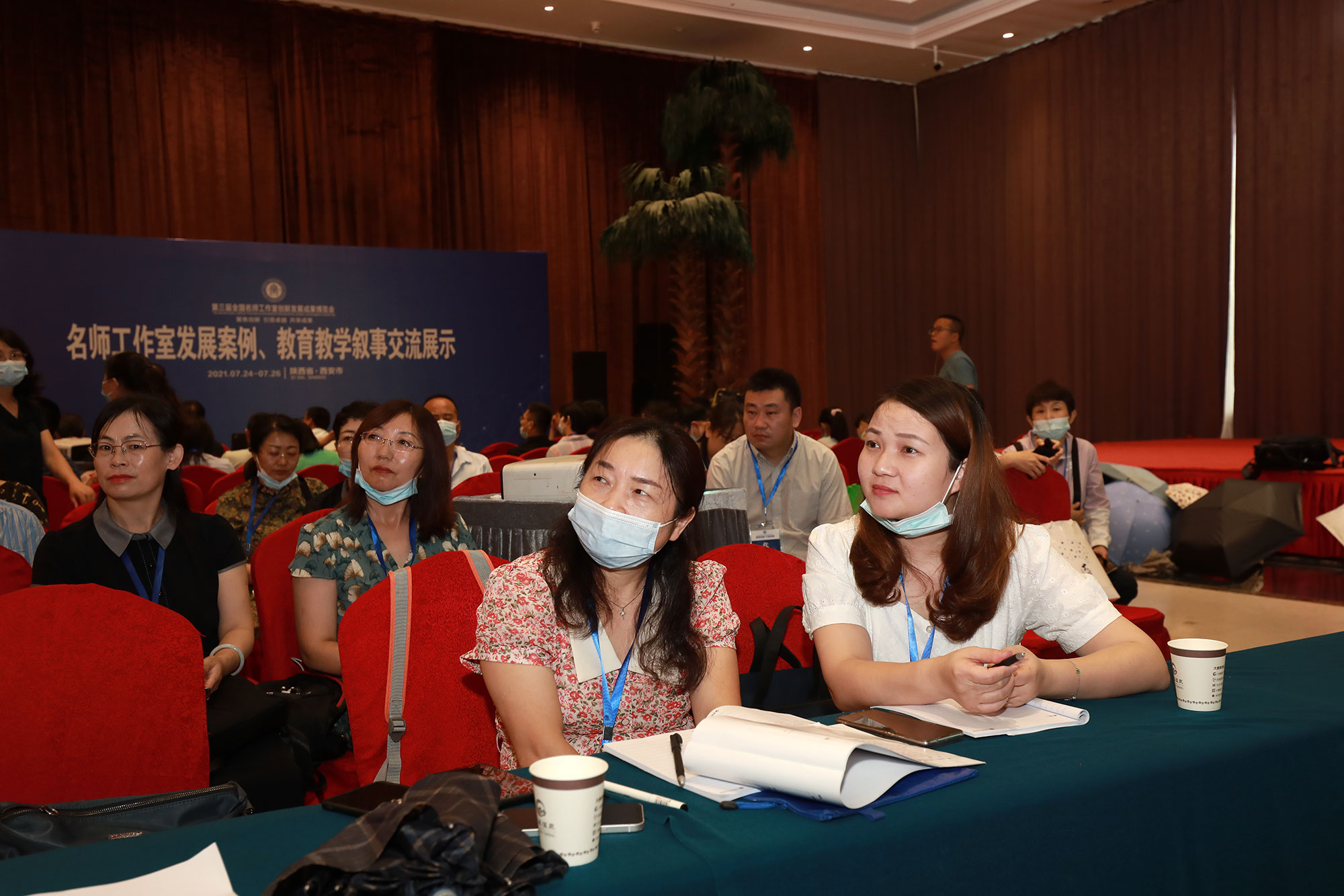 動(dòng)態(tài)展示：1.課例、說課、說題、教學(xué)設(shè)計(jì)、線上教學(xué)（征集）2.教育敘事、名師工作室發(fā)展建設(shè)成果（征集擇優(yōu)展示）3.演課呈現(xiàn)課堂關(guān)健環(huán)節(jié)和最精彩的瞬間。
