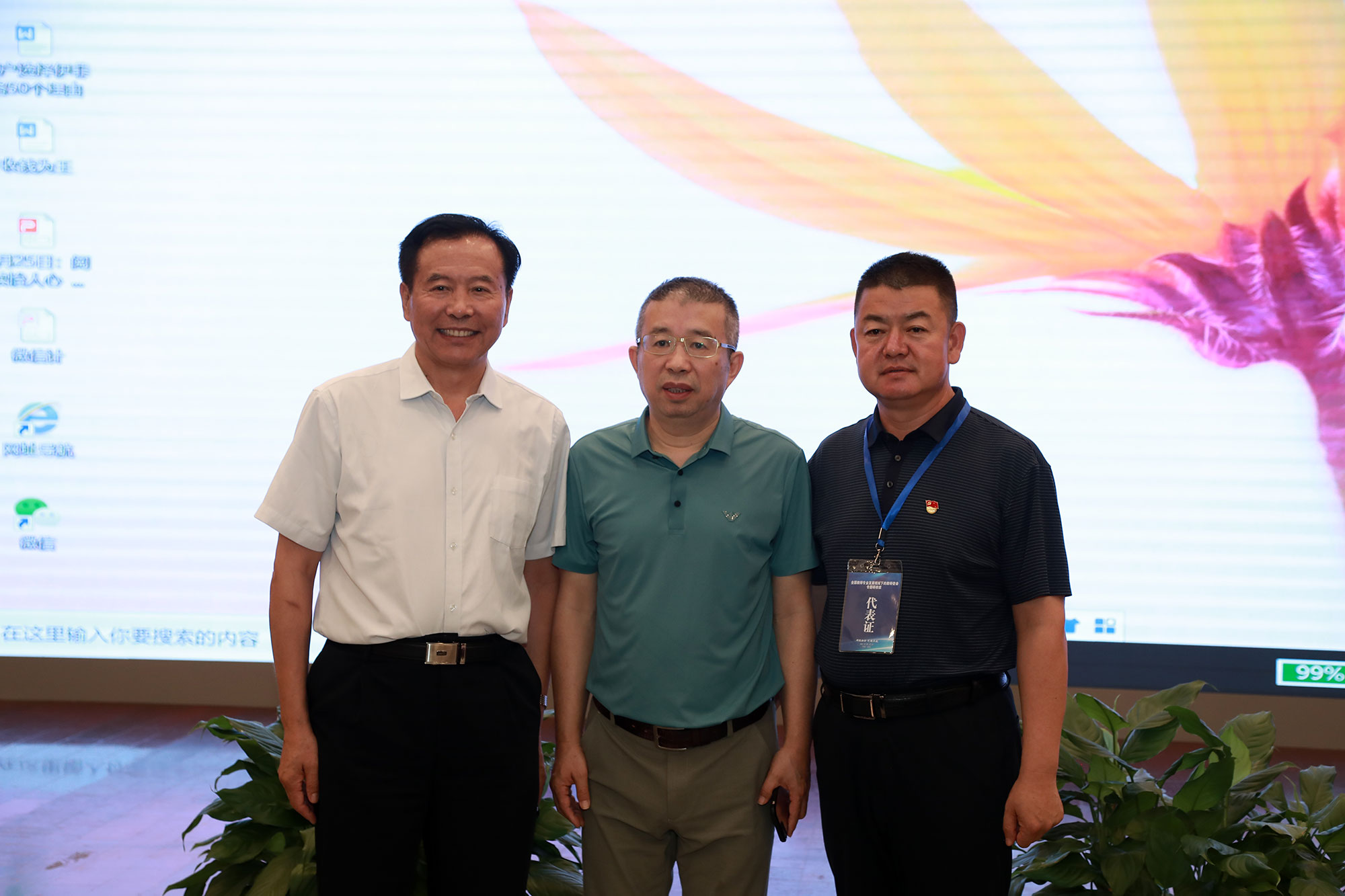 聯(lián)盟秘書長(zhǎng)、北京市人民政府督學(xué)臧富仁校長(zhǎng)在主持學(xué)校發(fā)展與校長(zhǎng)管理專題論壇。