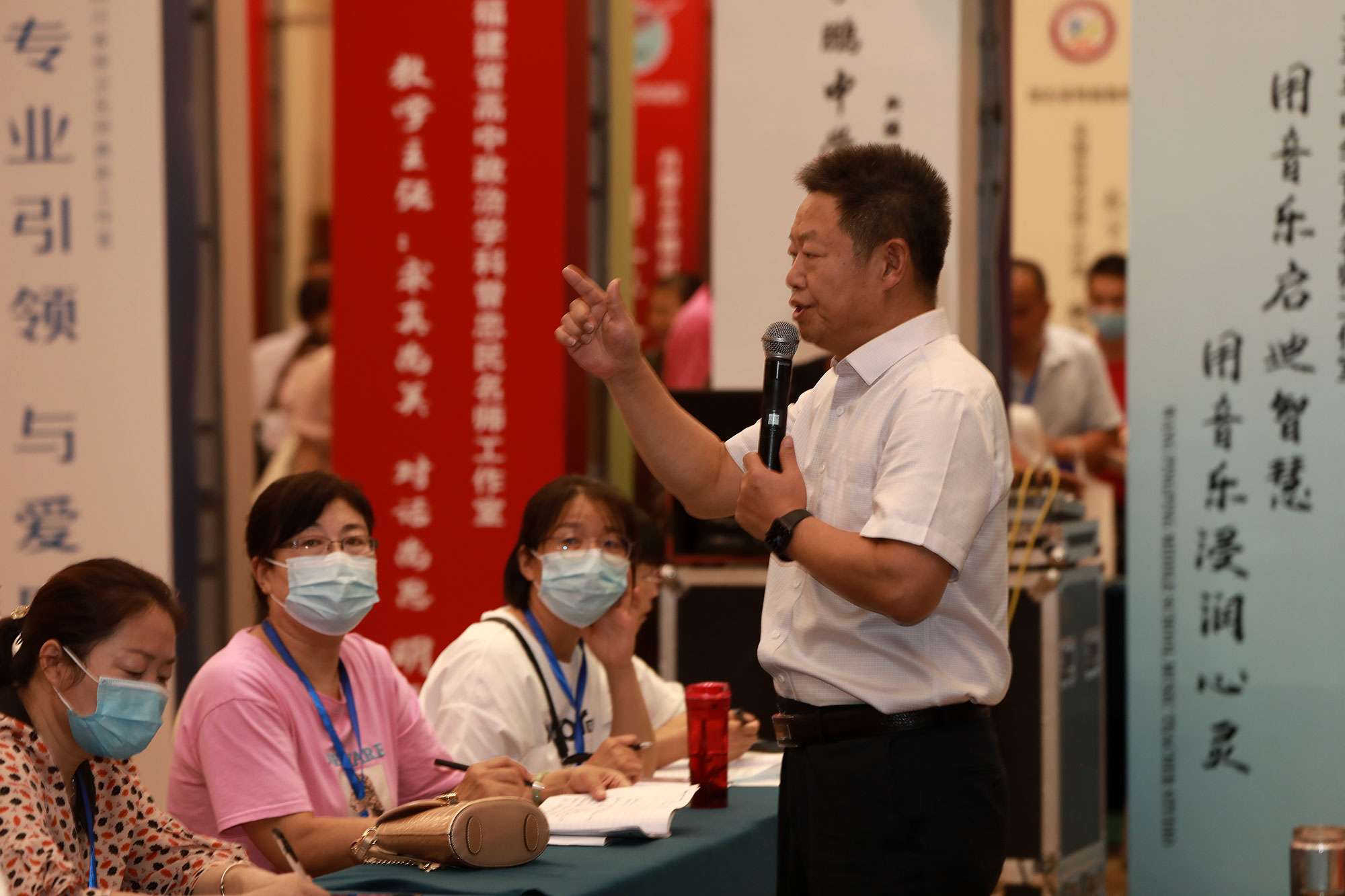大會(huì)第三天 ，動(dòng)態(tài)展示與靜態(tài)實(shí)物展示同步進(jìn)行，在動(dòng)態(tài)展示環(huán)節(jié)，關(guān)景雙老師《目標(biāo)環(huán)節(jié)貫通的主題課例研修》的講座以“師之蘊(yùn)”名師工作室的研修為例，從名師工作室的教研理念、教研主張、教研思想、教研風(fēng)格等角度解說主題課例研修的實(shí)際操作方法，為工作室主持人如何開展工作提供了行動(dòng)的路徑和方法。