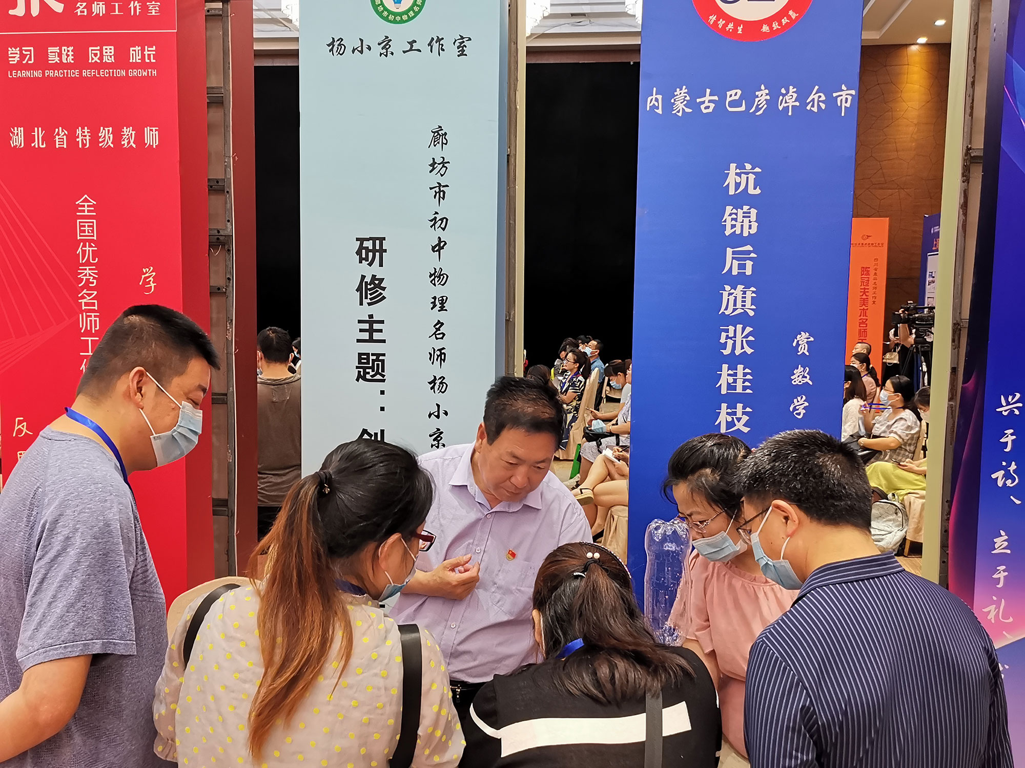 工作室成果博覽展區(qū)，實(shí)物成果展示（專著、教材、教學(xué)輔助資料等出版物，教學(xué)演示、自制教具、模型、實(shí)驗(yàn)儀器創(chuàng)新發(fā)明，教育技術(shù)與教學(xué)裝備、器材，書畫作品、手工藝作品、職業(yè)技術(shù)作品；招生、研學(xué)旅行咨詢，教育相關(guān)行業(yè)。其他現(xiàn)場(chǎng)可以呈現(xiàn)的作品。