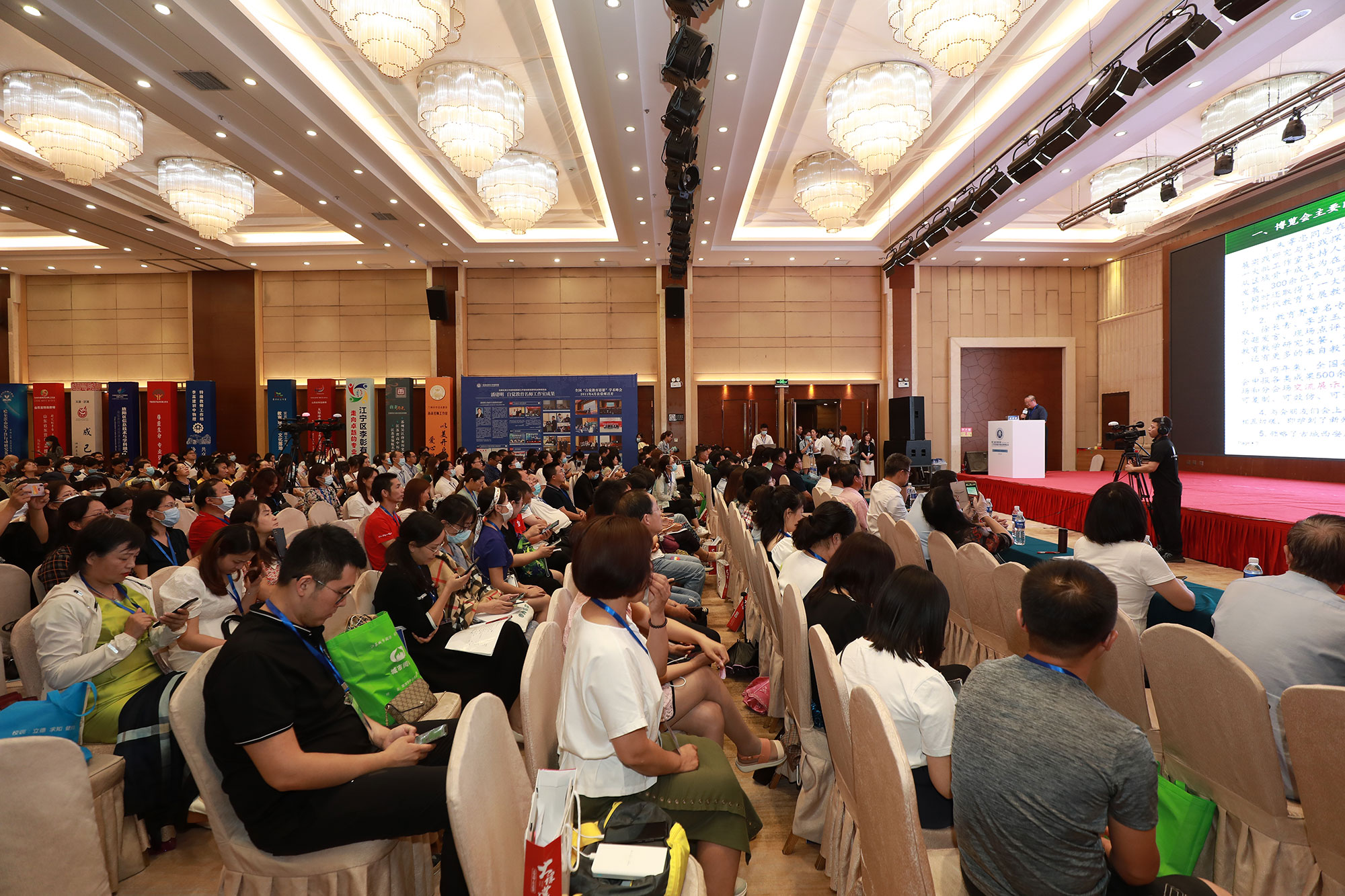 兩年來，全國(guó)各地名師工作室勇敢抗疫堅(jiān)持科研創(chuàng)新、銳意進(jìn)取，向本次博覽會(huì)申報(bào)各類成果500余項(xiàng)。同志們克服近期自然災(zāi)害造成的困難，有92項(xiàng)成果在綜合場(chǎng)和分會(huì)場(chǎng)交流展示,22項(xiàng)實(shí)物實(shí)景參加綜合場(chǎng)展示。這些成果絕大部分是可學(xué)習(xí)、可復(fù)制、可效仿、可開發(fā)運(yùn)用的。本次會(huì)上受表彰的研究成果200余項(xiàng)。