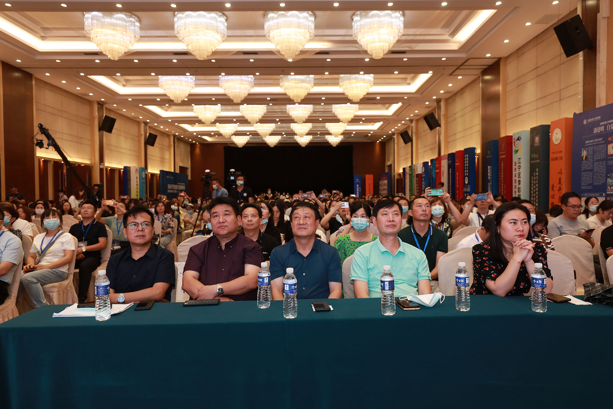 精神感人。體現(xiàn)在本次博覽會(huì)始終更令人感動(dòng)的是大家追求學(xué)習(xí)進(jìn)步的執(zhí)著精神。我們名師工作室聯(lián)盟全國(guó)各地全體成員在紀(jì)念中國(guó)共產(chǎn)黨建黨百年精神鼓舞下，在實(shí)現(xiàn)2035遠(yuǎn)景目標(biāo)和“十四五”開局之年的感召下積極準(zhǔn)備展示交流成果；會(huì)前，大家又克服7.20中原暴雨造成的極大不便，不懈努力，排除困難，輾轉(zhuǎn)換乘交通工具，帶著研究成果和強(qiáng)烈的期待一路奔波趕到會(huì)上。這種精神令人感動(dòng)，令人敬佩。