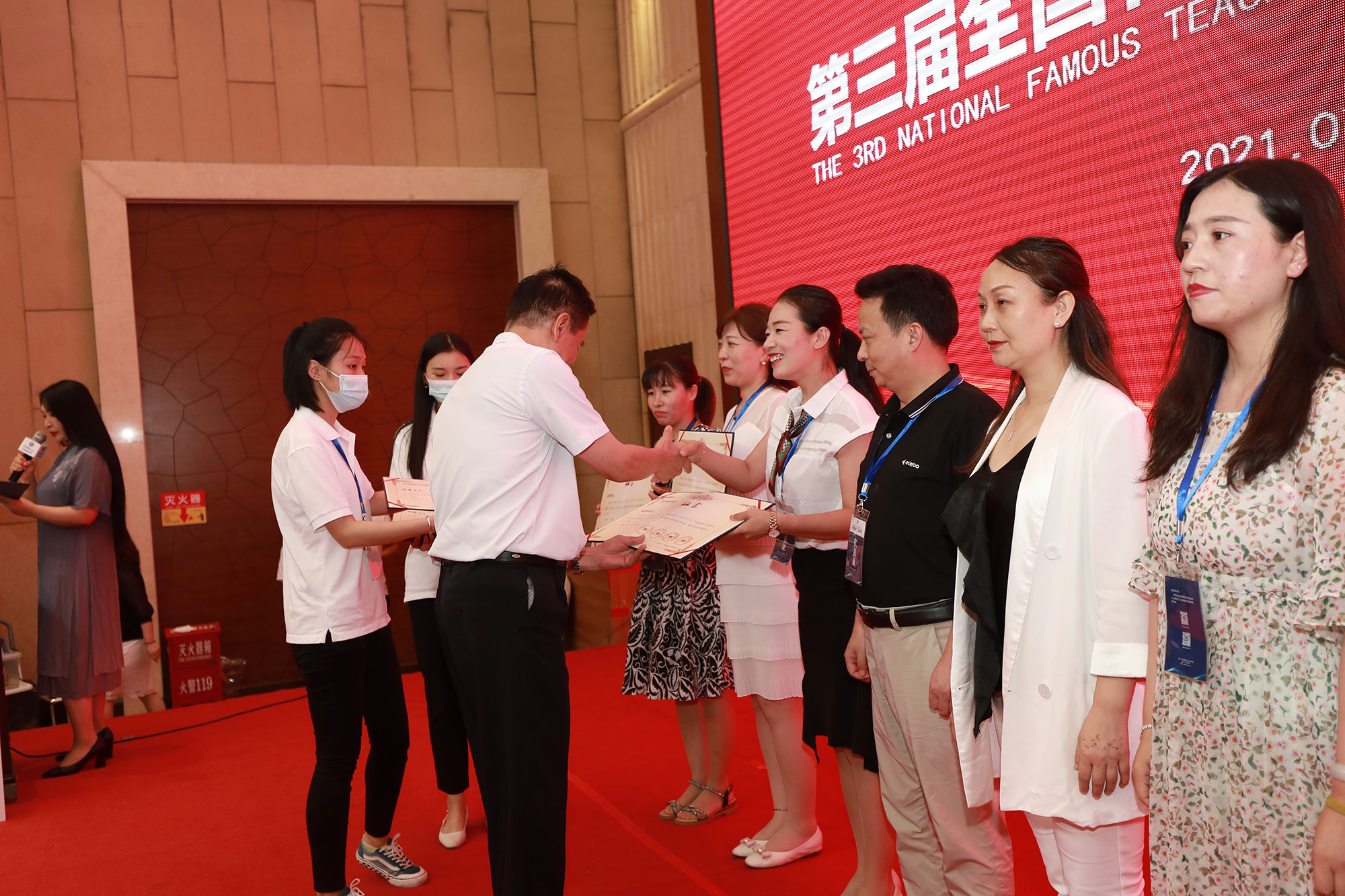 永遠(yuǎn)保持一個(gè)虛心學(xué)習(xí)、求知若渴的精神、習(xí)慣和作風(fēng)。特別是高度重視加強(qiáng)對(duì)習(xí)近平同志關(guān)于教育問題的重要講話，對(duì)黨和國(guó)家關(guān)于教育改革發(fā)展的重要指示文件的學(xué)習(xí)、理解、掌握和貫徹執(zhí)行。這些講話指示，都是方向性、政策性及時(shí)的指導(dǎo)，都是預(yù)先經(jīng)過充分調(diào)查研究和準(zhǔn)備的，都是只能這樣不能那樣的嚴(yán)肅、莊重要求，它比任何一個(gè)人的報(bào)告、任何一所學(xué)校的經(jīng)驗(yàn)都重要得多。