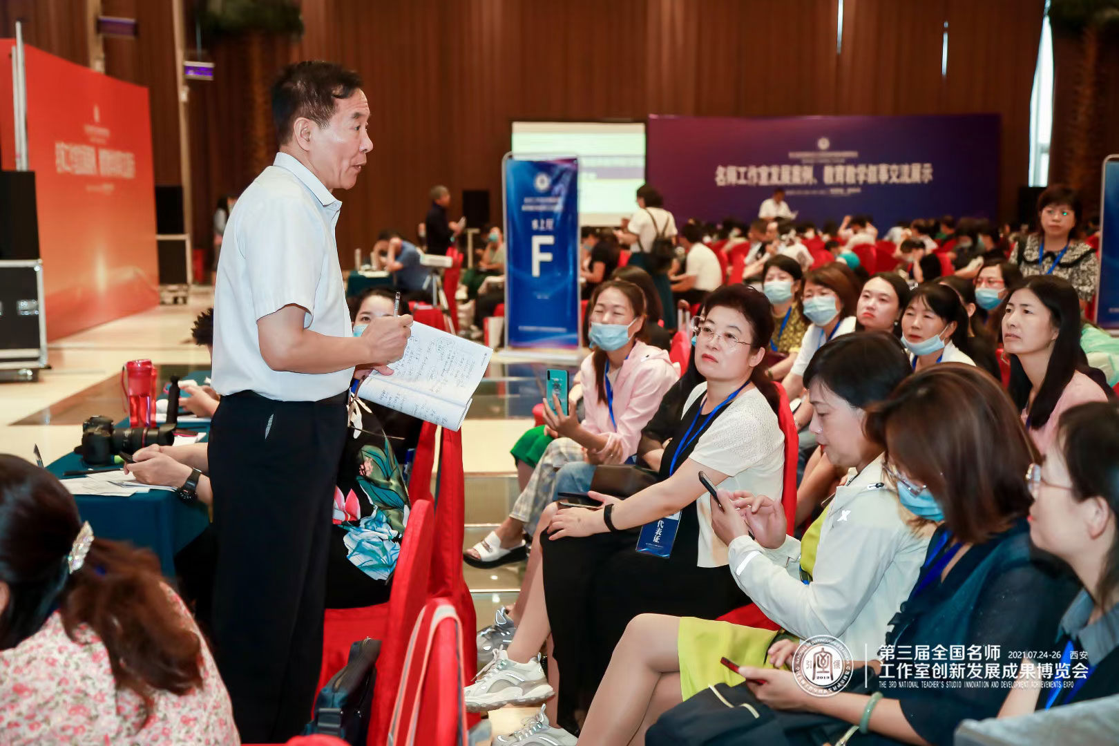 動(dòng)態(tài)展示：1.課例、說課、說題、教學(xué)設(shè)計(jì)、線上教學(xué)（征集）2.教育敘事、名師工作室發(fā)展建設(shè)成果（征集擇優(yōu)展示）3.演課呈現(xiàn)課堂關(guān)健環(huán)節(jié)和最精彩的瞬間。