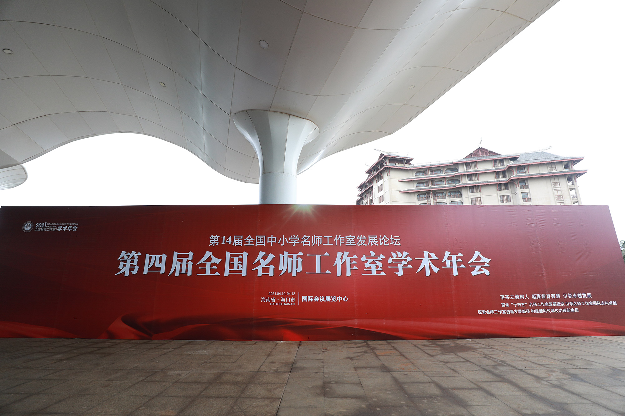 北京中教市培教育研究院是由全國部分教育行政部門、教科研部門、學(xué)校、專家學(xué)者及廣大名師工作室主持人共同倡議發(fā)起的學(xué)習(xí)型、共享型、公益性、互助性名師工作室創(chuàng)新發(fā)展研究平臺。