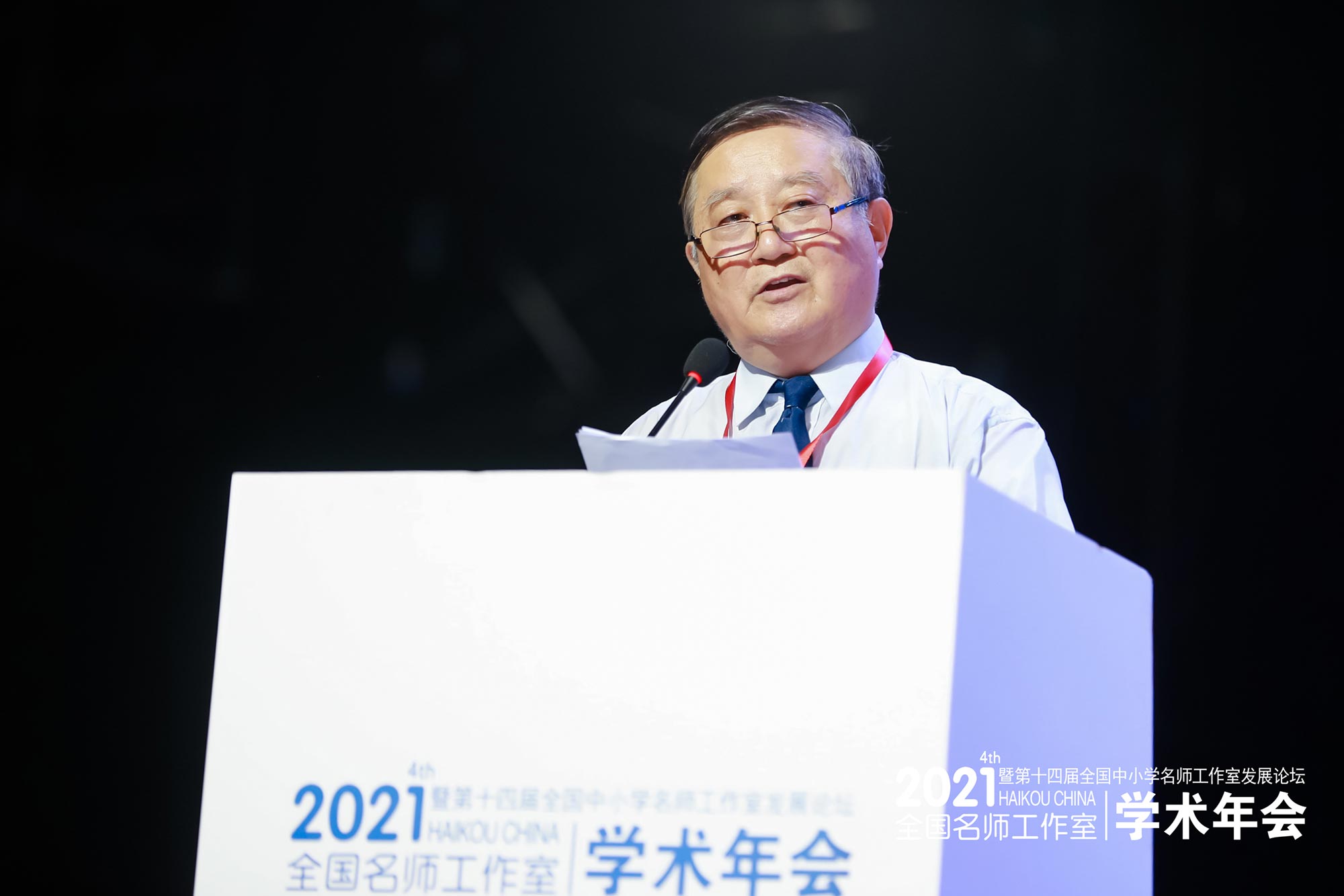 參加開幕式主席臺就座的有國家教育發(fā)展中心原副主任、中國教育發(fā)展戰(zhàn)略學(xué)會副會長周滿生，北京中教市培教育研究院朱孝忠院長，中國社科院美國研究所副所長、研究員、博士生導(dǎo)師倪峰教授，北京教科院原副院長張鐵道，光明日報（教育家）雜志副社長李功毅，知名校長程紅兵，研究院專家、呼和浩特教研室主任高林椿，正高級、特級教師蘆葦、潘建明，研究院副院長臧富仁老師等教育教學(xué)專家。