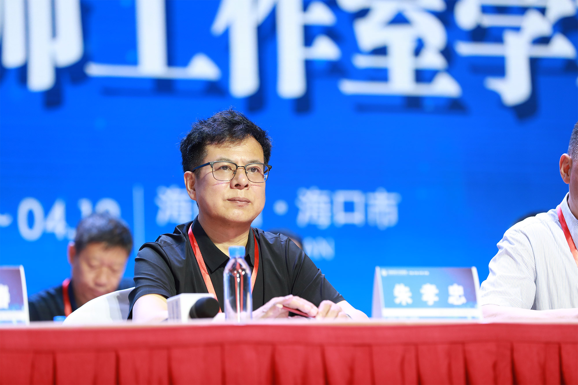 四屆年會瓊島開，四海名師聯(lián)袂來，四場峰會勝景盛，四方來研話未來。這場教育盛宴開闊了視野，提高了認(rèn)識，激活了思想，直擊了心靈。當(dāng)代著名小說家麥家說：卓越的人有三條命，性命、生命和使命。語文特級教師關(guān)景雙老師說：因?yàn)閷Ｒ?，所以卓越。我想說：育人先育己，做好自己再教育好學(xué)生。
