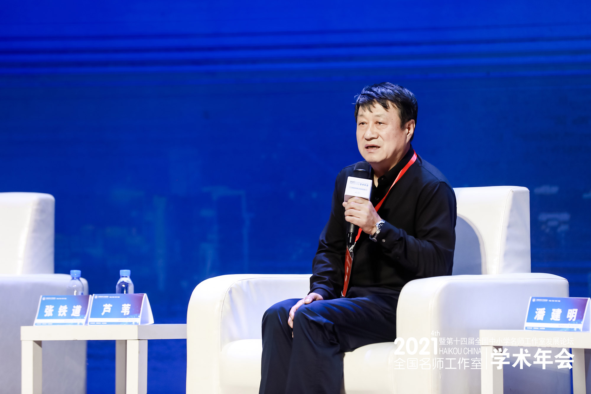 蘆葦老師談到了“卓越教師與骨干教師的區(qū)別”。潘建明老師談到“如何成為卓越教師”的四點(diǎn)要求：一是不僅在自己學(xué)科出色，還要有一片自己的教學(xué)天地；二是在學(xué)生、家長、同事心中得到認(rèn)可；三是有效的教育教學(xué)方法，引領(lǐng)地區(qū)發(fā)展；四是關(guān)注每一個學(xué)生發(fā)展。