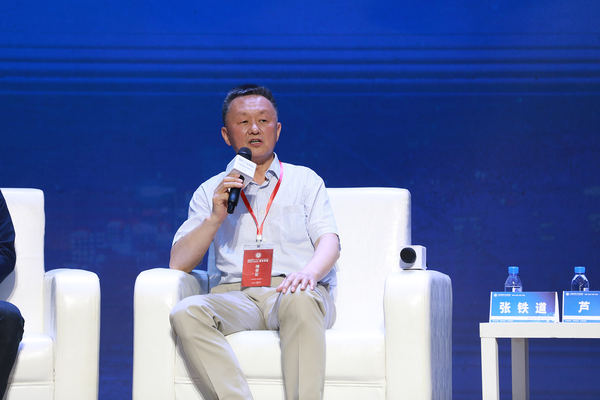 張鐵道老師就“名師工作室如何培養(yǎng)卓越教師”發(fā)表自己的觀點(diǎn)，優(yōu)秀的團(tuán)隊(duì)必定是卓越教師的共同成長體和能力成長延續(xù)體。