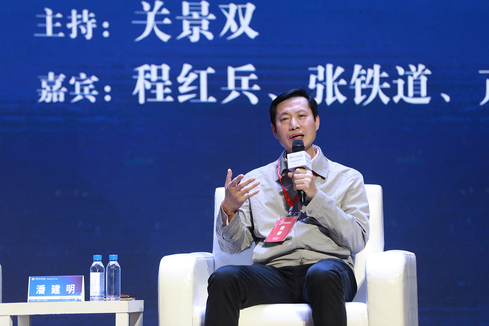 潘建明老師結(jié)合自己工作室的培養(yǎng)模式談如何引領(lǐng)團(tuán)隊(duì)走向卓越。