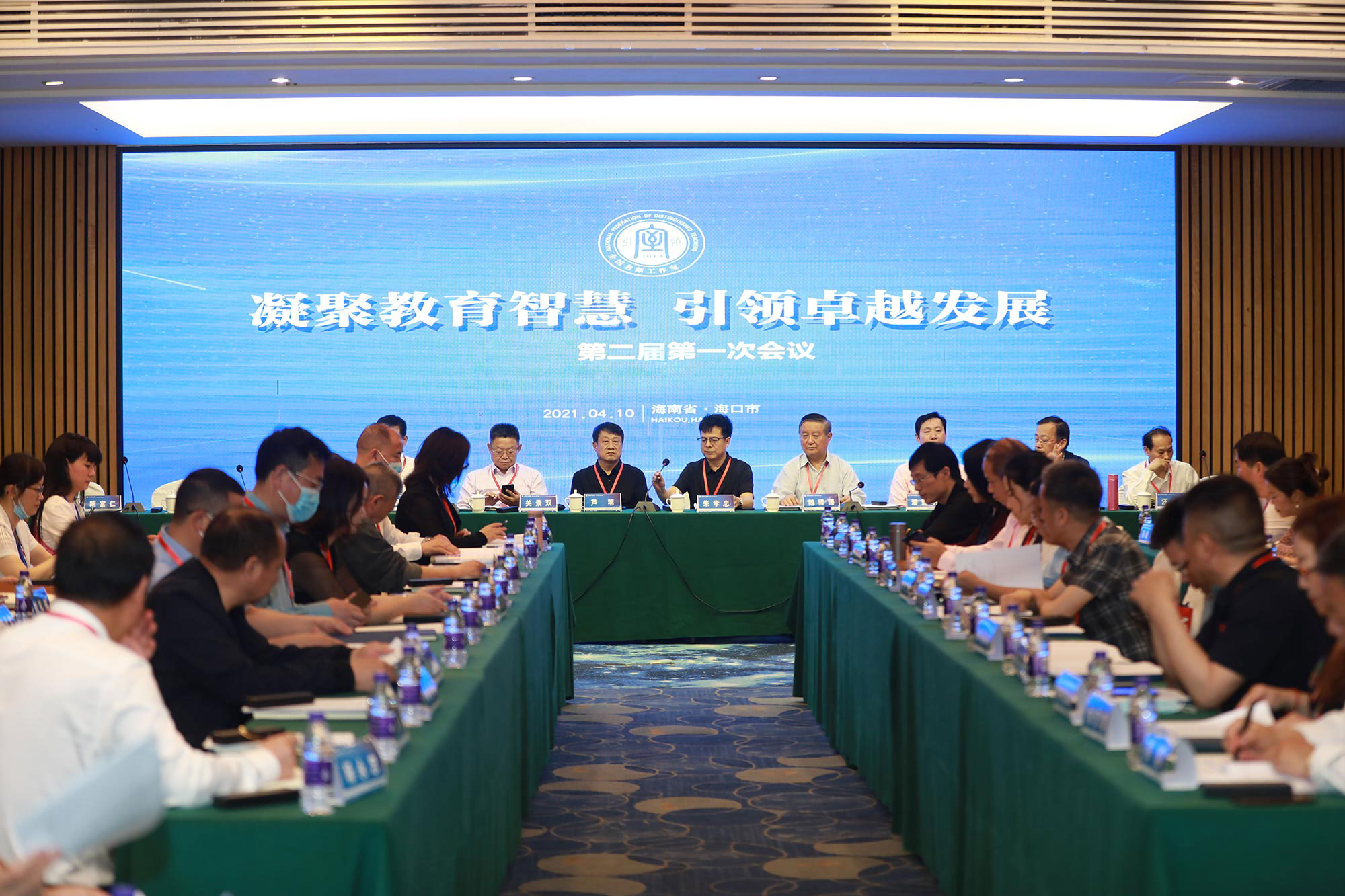 有幸加入北京中教市培教育研究院，這是一份榮耀，更是一份責(zé)任。始終記得這樣幾句話：理事就要做事，不理不成事。平時不主動作為，一生就沒有多少修為。作為工作室的領(lǐng)銜人只有把過程作實(shí)、用研修說話才能“不負(fù)流年不負(fù)卿”，也才不會辜負(fù)組織的培養(yǎng)、研究院的信任。有人說，心有理想，方能渡水橫塘；孜孜以求，才能贏得滿庭芬芳。只有在路上不停歇走向卓越的人，才能將生命和思想安置在靈動的高地上。