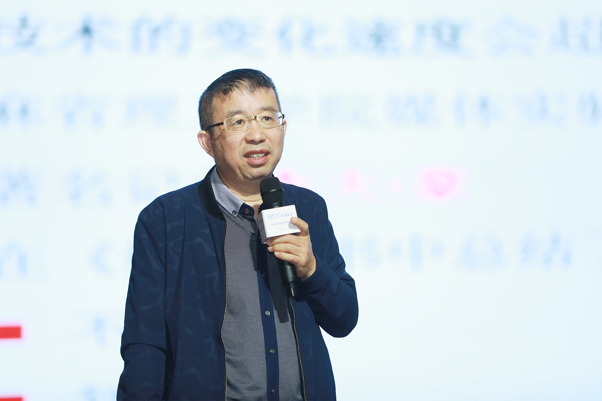 本堂課創(chuàng)設(shè)了真實(shí)的寫作背景，通過教師對學(xué)生一系列問題串的引導(dǎo)，讓學(xué)生從經(jīng)歷簡單真實(shí)的外貌描到形象生動的人物刻畫，換起學(xué)生表達(dá)的熱情，明確了寫作的真正意義。借助此案例，向我們講解了如何進(jìn)行情景教學(xué)，落實(shí)語文核心素養(yǎng)，這是一堂真實(shí)的、有用的、整合的、開放的語文學(xué)習(xí)課。