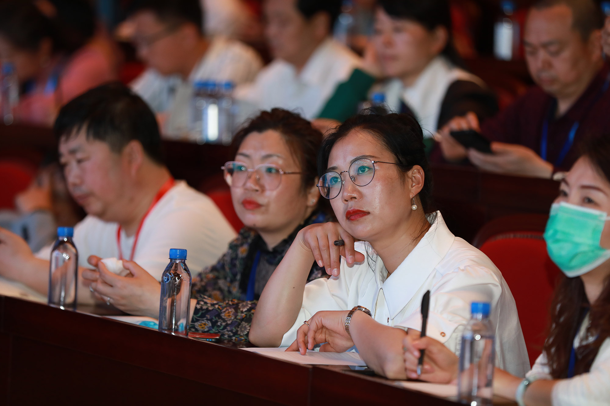 如何定義卓越教師？卓越教師的意義是什么？卓越教師在教學(xué)崗位耕耘多年，有執(zhí)著的教育情懷，有自身的教育思想，有顯著的教書育人成績，有豐厚的研究成果，有較強(qiáng)的輻射引領(lǐng)作用。卓越教師的意義不僅在于引領(lǐng)教師提高專業(yè)素養(yǎng)，提升教育理念、教育水平。名師工作室還是引領(lǐng)教師群體走向卓越的有效途徑。