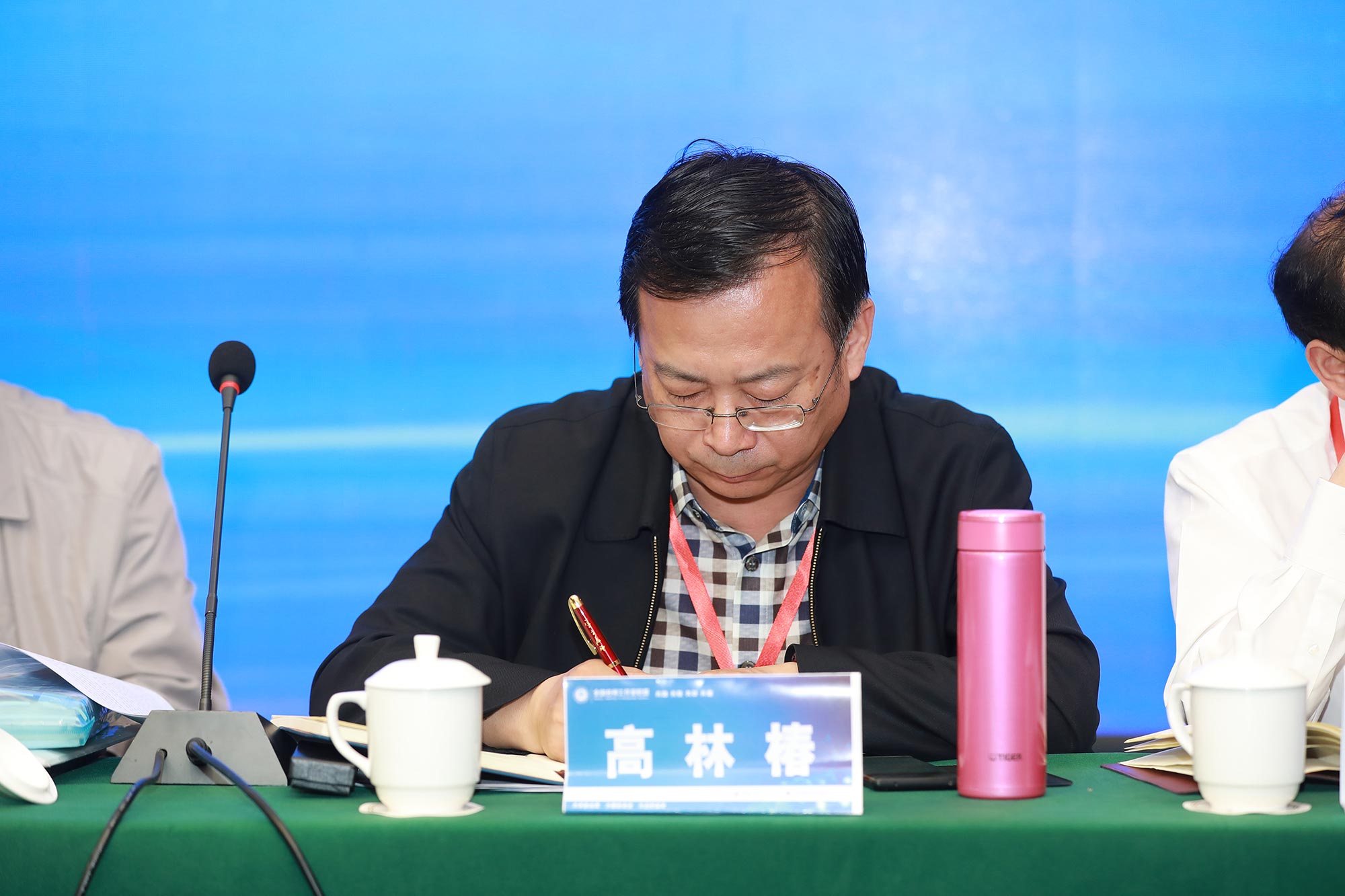專家、呼和浩特市教研室主任高林椿在會上。