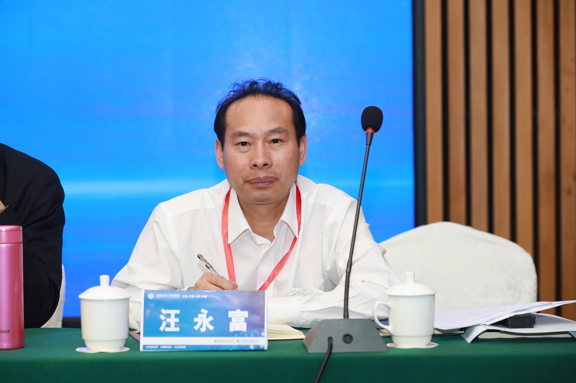 專家、湖北省咸寧市教育科學(xué)研究院院長-汪永富在會上。