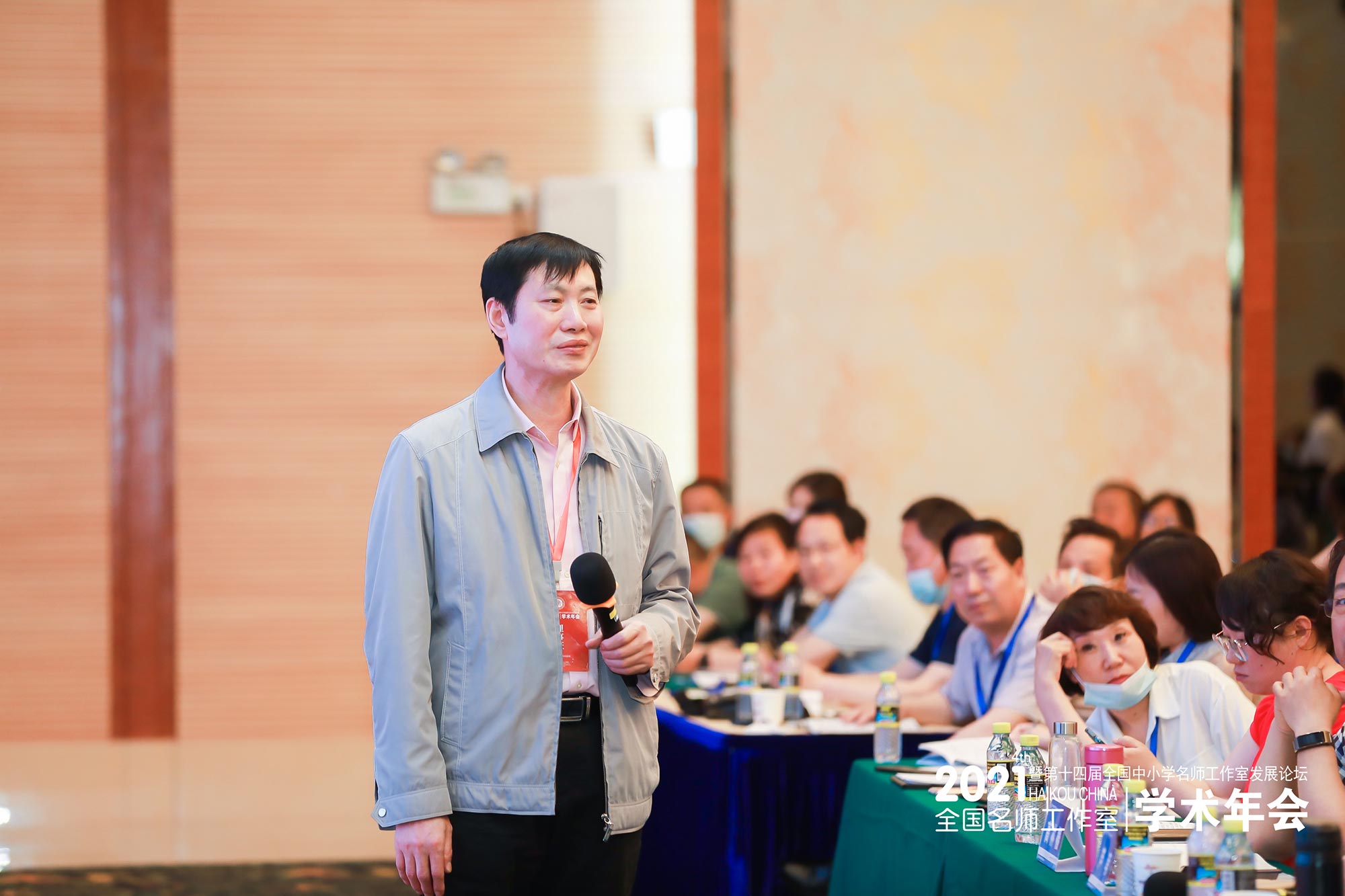 潘建明老師在名師工作室發(fā)展專題峰會上主持與點(diǎn)評