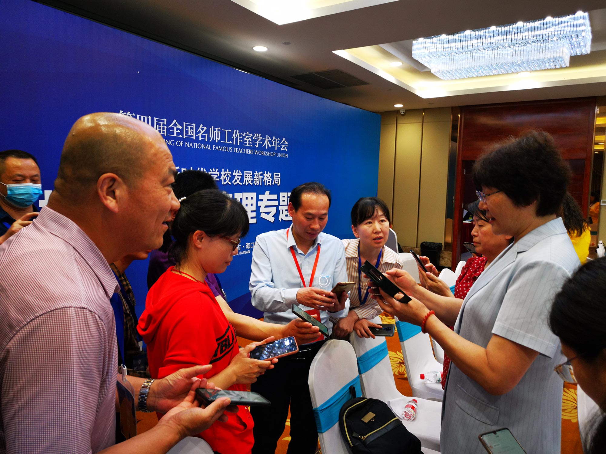 參會學(xué)員紛紛添加王校長微信，以便進(jìn)一步交流討論。