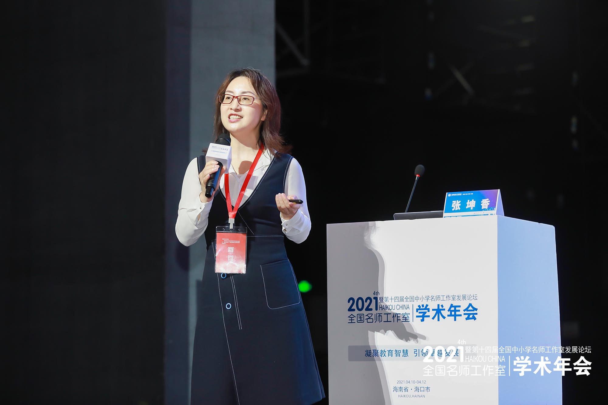 張坤香院長作了《選擇出發(fā)，即選擇堅(jiān)守——名師工作室主持人身份認(rèn)同》報告，她提出了靈魂三問：名師工作室主持人以什么身份引領(lǐng)卓越？名師工作室的主持人如何在學(xué)習(xí)系統(tǒng)中引領(lǐng)卓越的行動？名師工作室主持人在引領(lǐng)卓越進(jìn)程中如何消除倦?。?>
			</div>
			<p>張坤香院長作了《選擇出發(fā)，即選擇堅(jiān)守——名師工作室主持人身份認(rèn)同》報告，她提出了靈魂三問：名師工作室主持人以什么身份引領(lǐng)卓越？名師工作室的主持人如何在學(xué)習(xí)系統(tǒng)中引領(lǐng)卓越的行動？名師工作室主持人在引領(lǐng)卓越進(jìn)程中如何消除倦?。?/p>
		
		


					</li>
				<li>

			<div   id=