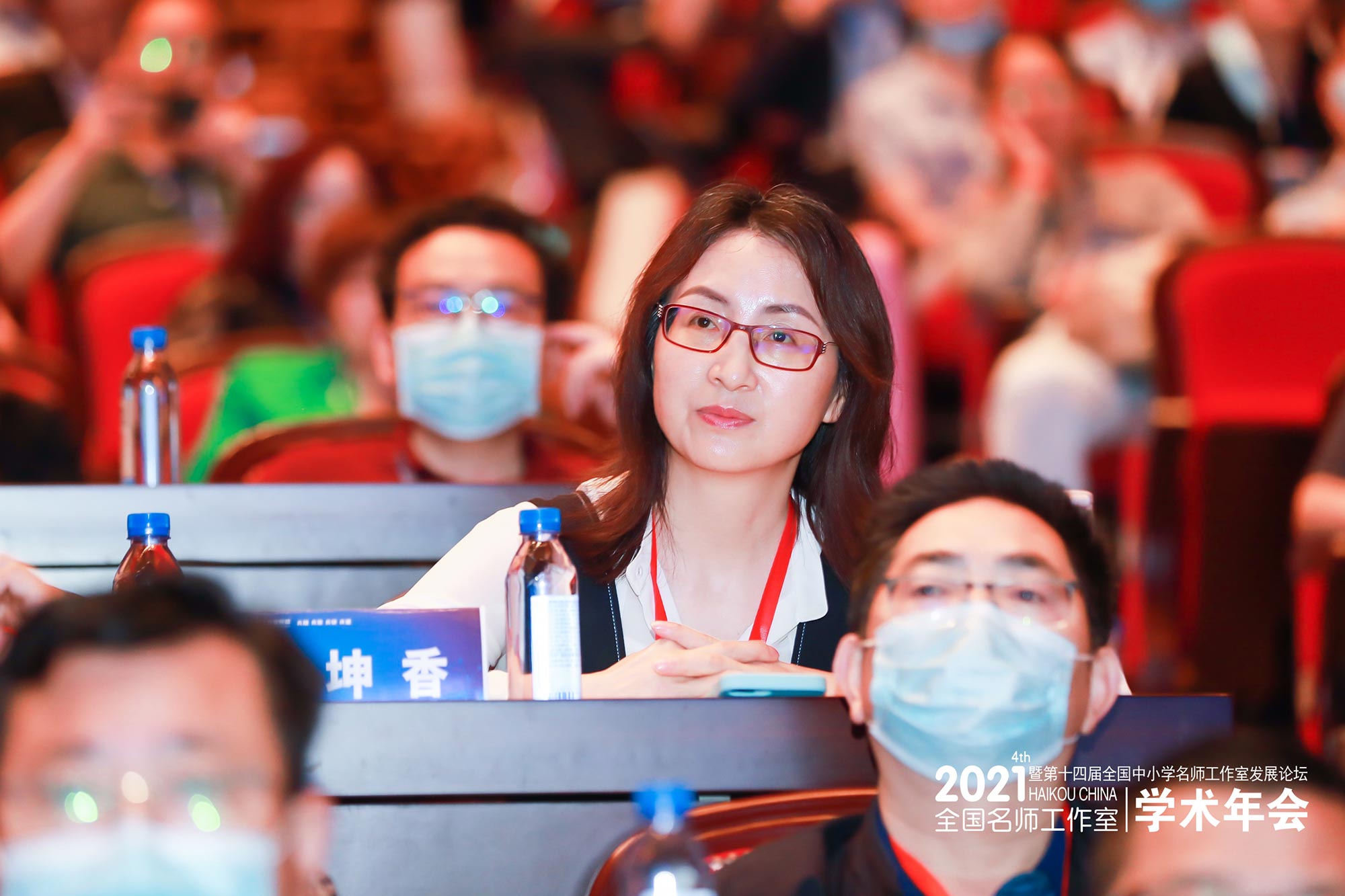 “你的作業(yè)本就是你的國家，你的學(xué)生本就是你的國家。”北京中教市培教育研究院副院長、江蘇省常州市田家炳中學(xué)副校長、全國模范教師潘建明圍繞“自覺教育”這一思想理念為我們帶來了精彩生動的專題講座——深耕課堂：工作室成員專業(yè)發(fā)展的引擎。