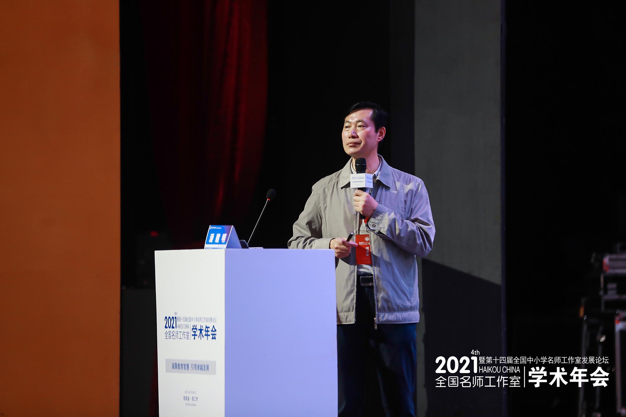 潘教授認(rèn)為卓越教師的真功夫不全在課堂里，既要懂學(xué)科、懂課程、懂教學(xué)，更要懂學(xué)生、懂建構(gòu)、懂技術(shù)。教育真正價值是喚醒、啟蒙、打開、點(diǎn)燃、開啟、得道……就是把一個人從蒙昧帶入理智的狀態(tài)，喚醒人性，喚醒智慧是教育教學(xué)的最高境界。講者侃侃有韻，聽者聚精會神。