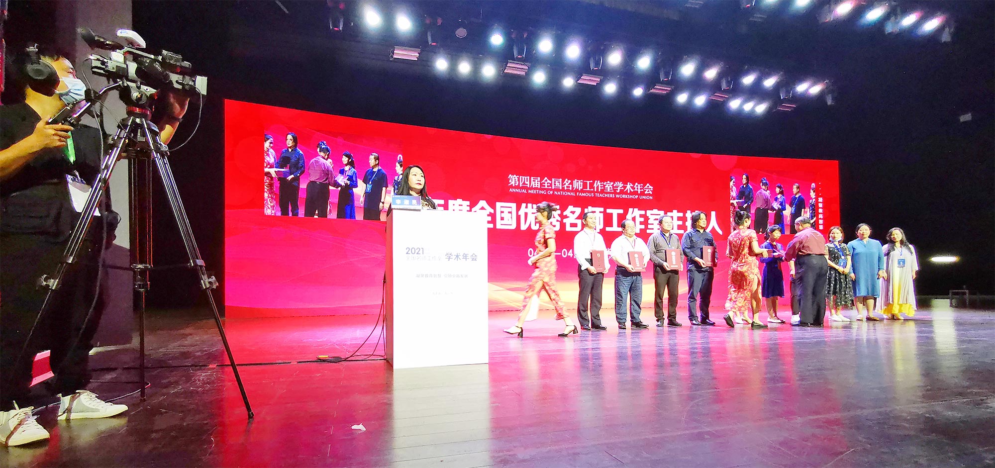 這一次，我又做了一回中學(xué)生，參與了潘建明名師工作室研修現(xiàn)場整場體驗(yàn)活動，上課，說課，目標(biāo)達(dá)成項(xiàng)目分析，資源密度有效達(dá)成分析，教學(xué)方法適切度分析，空間流動，金字塔高效學(xué)習(xí)分析，學(xué)習(xí)效果分析，有效評價，最后由名師指導(dǎo)點(diǎn)評。