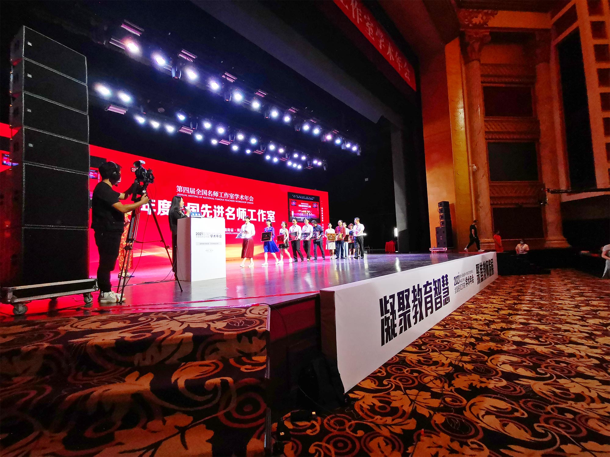 2017年5月，我又應(yīng)邀參加了北京中教市培教育研究院在上海舉行的全國中小學(xué)教研創(chuàng)新成果展示博覽會，在會上我做了《核心素養(yǎng)下的教學(xué)設(shè)計(jì)——以〈端午的鴨蛋〉為例》的說課展示，潘建明老師進(jìn)行了點(diǎn)評。