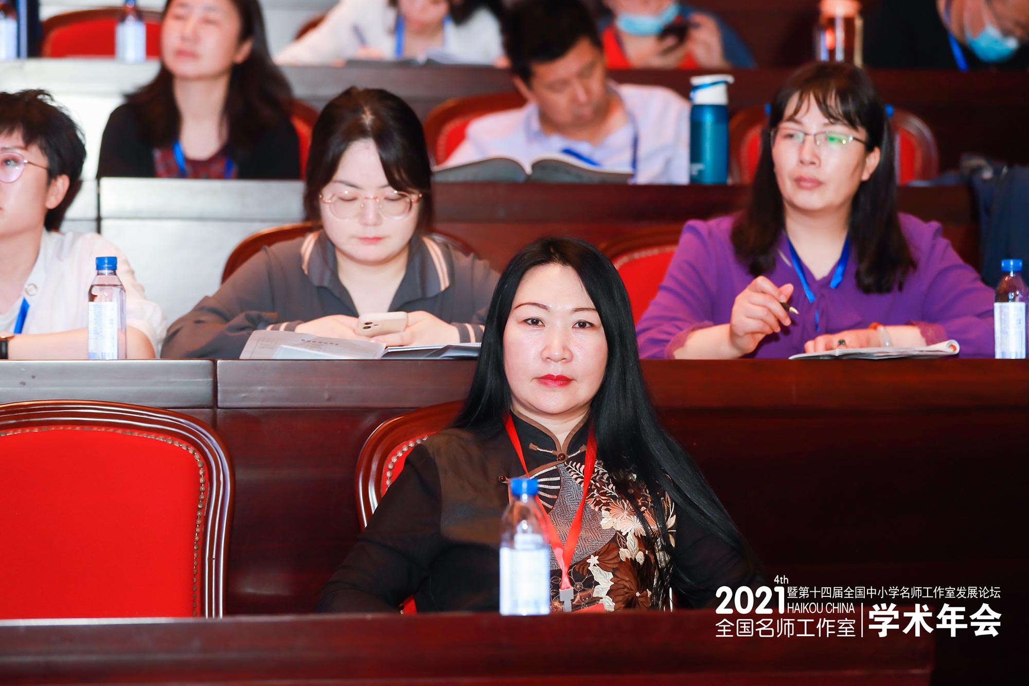 專家、正高級特級教師李淑民在大會上認(rèn)真聽講。