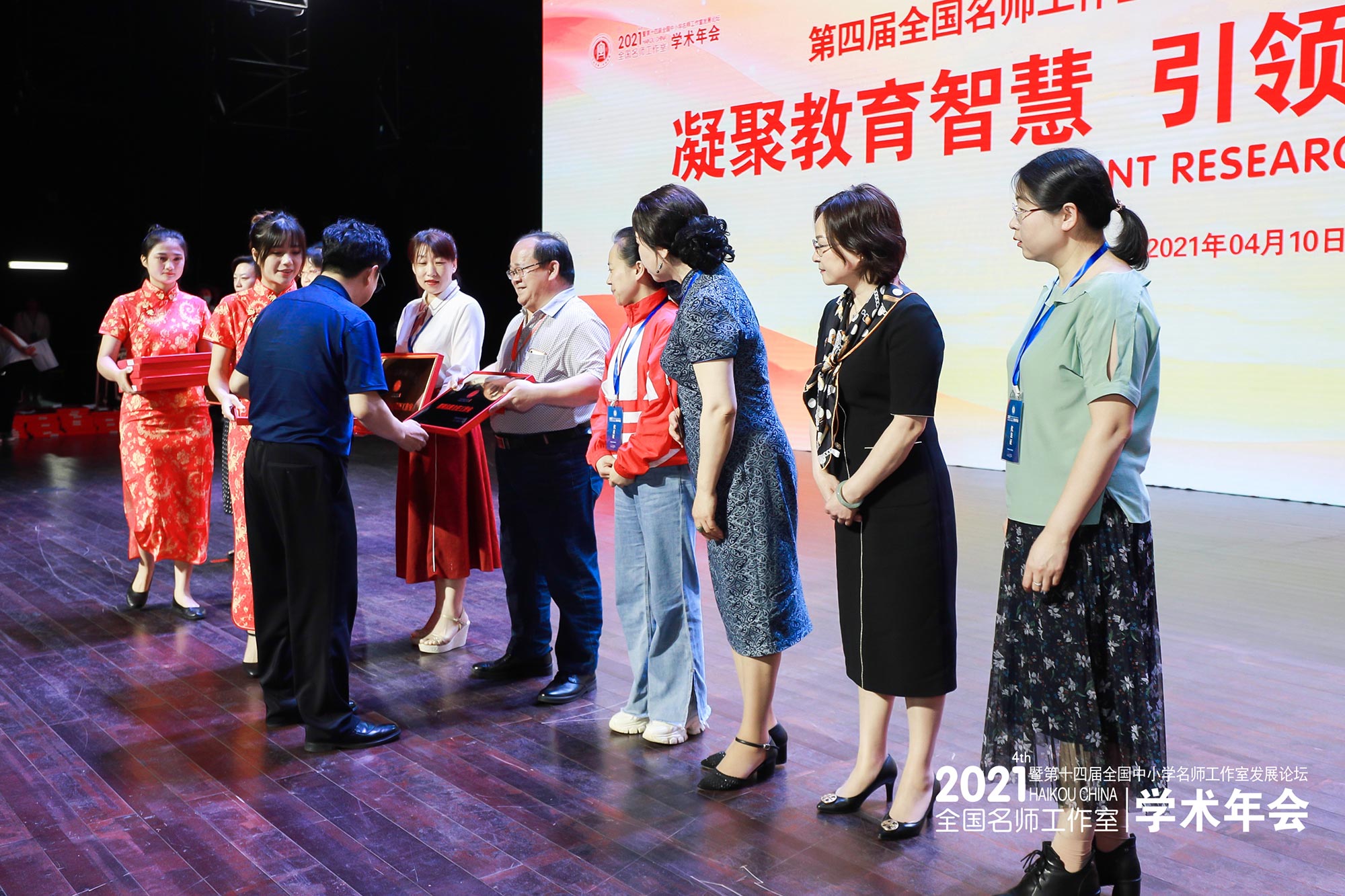 我想，每一個如我一樣的老師，都能在這里找到自己的榜樣，照著他的樣子，做最好的自己，做自己最好的教學(xué)，做一生最好的教育。