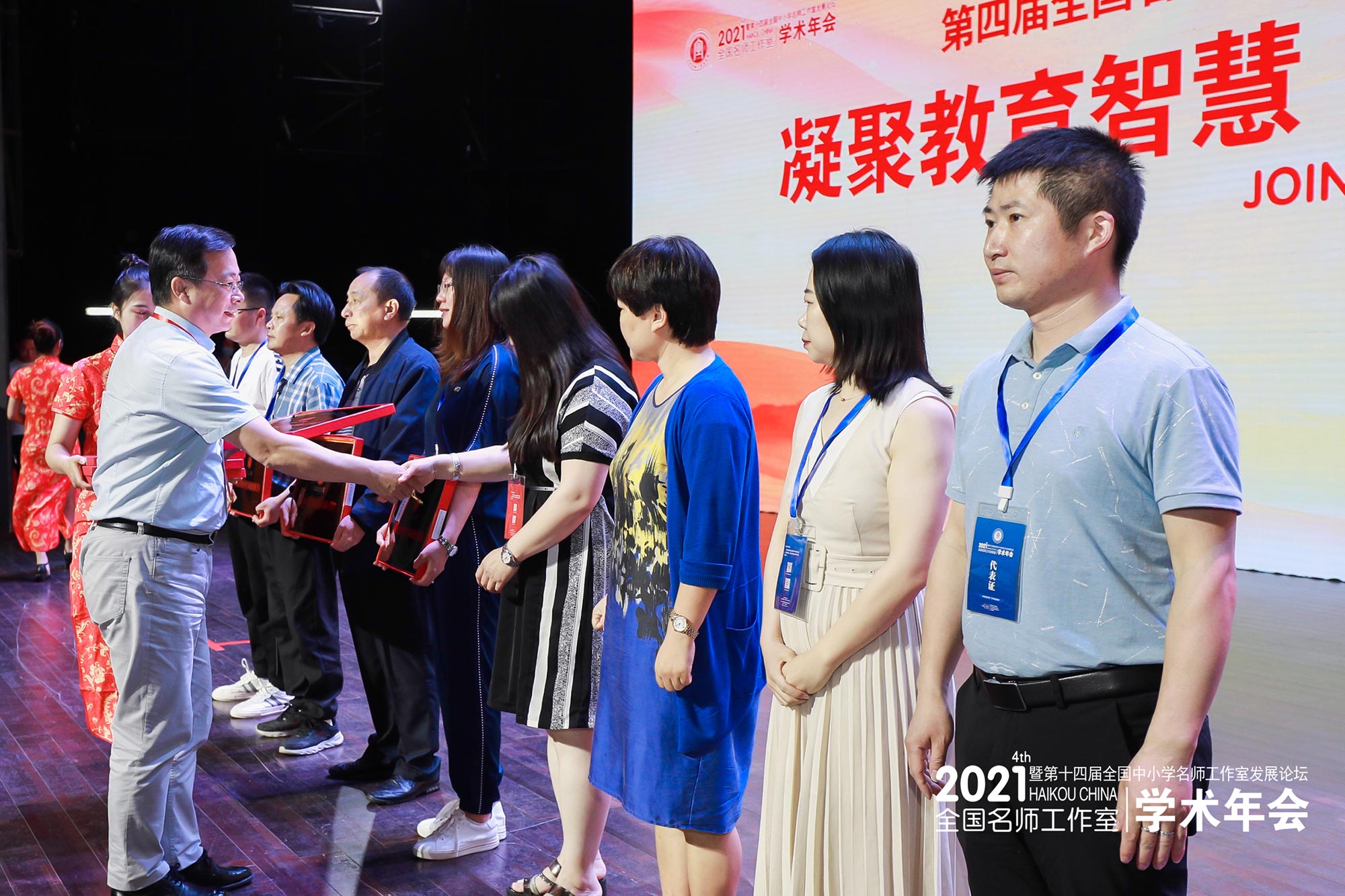 上海師之蘊(yùn)工作室領(lǐng)銜人關(guān)景雙教授的講座我曾多次現(xiàn)場學(xué)習(xí)，每一次都有新的啟發(fā)和感悟。師之韻工作室不僅有自己獨(dú)特的教學(xué)思想和主張，還探索出一條助力年輕教師走向成熟卓越的最佳路徑，那就是通過聚焦課例研修，來提升教師的專業(yè)技能進(jìn)而打造名師，現(xiàn)已形成諸多專業(yè)研修發(fā)展共同體