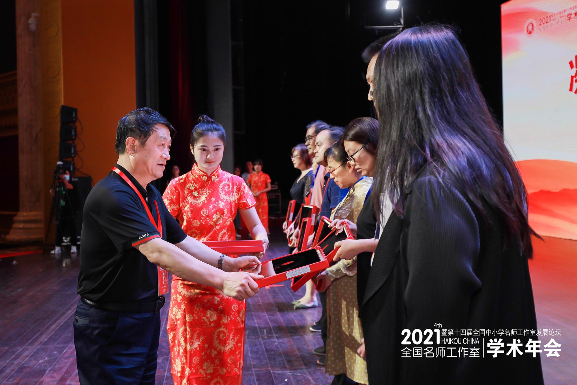 多年來，我參加過無數(shù)次學(xué)術(shù)會議，但此次盛會賢者云集，不僅有千余席來自全國各地的中小學(xué)名師工作室主持人與骨干成員，更有十余名來自北京、上海等地全國頂尖的學(xué)術(shù)專家，堪稱千人品賞，盛況空前！