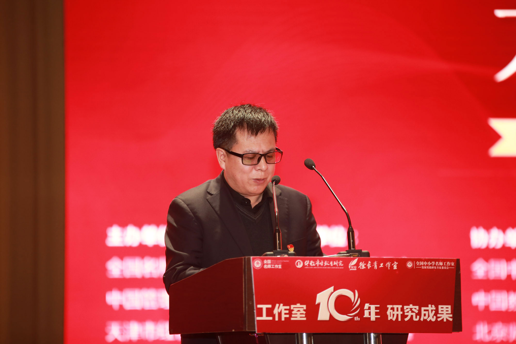 全體成員表現(xiàn)出崇高的教育理想，極大的教育情懷，以極高的智慧極大的熱情，推進(jìn)本地區(qū)及全國中小學(xué)名師工作室的事業(yè)發(fā)展。