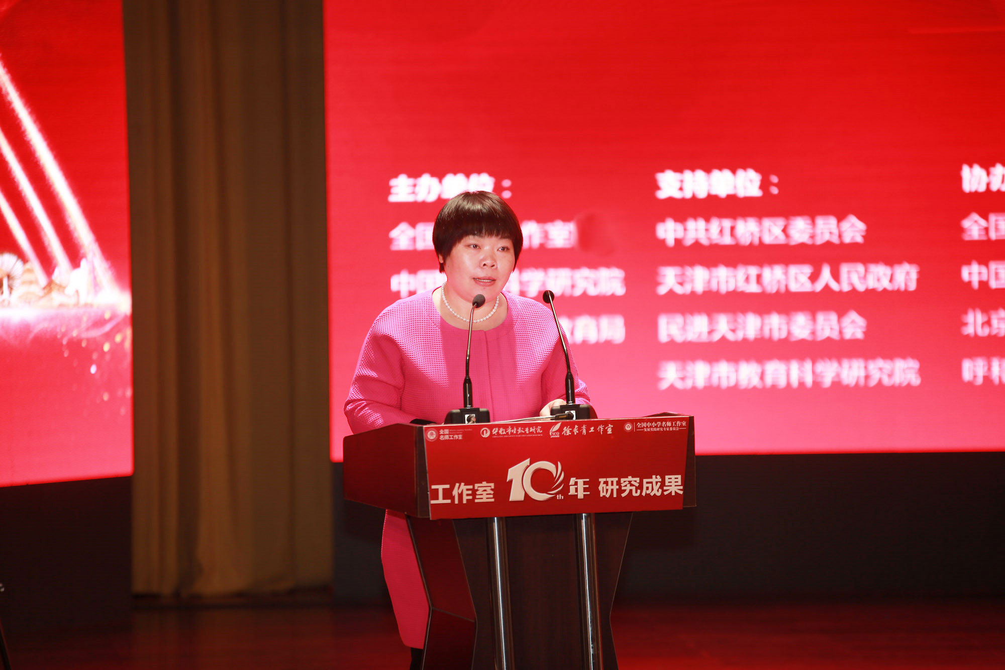 徐長青工作室的首批進(jìn)修學(xué)者，現(xiàn)任天津市紅橋區(qū)佳園里小學(xué)副校長鄧志嶺主持會議。
