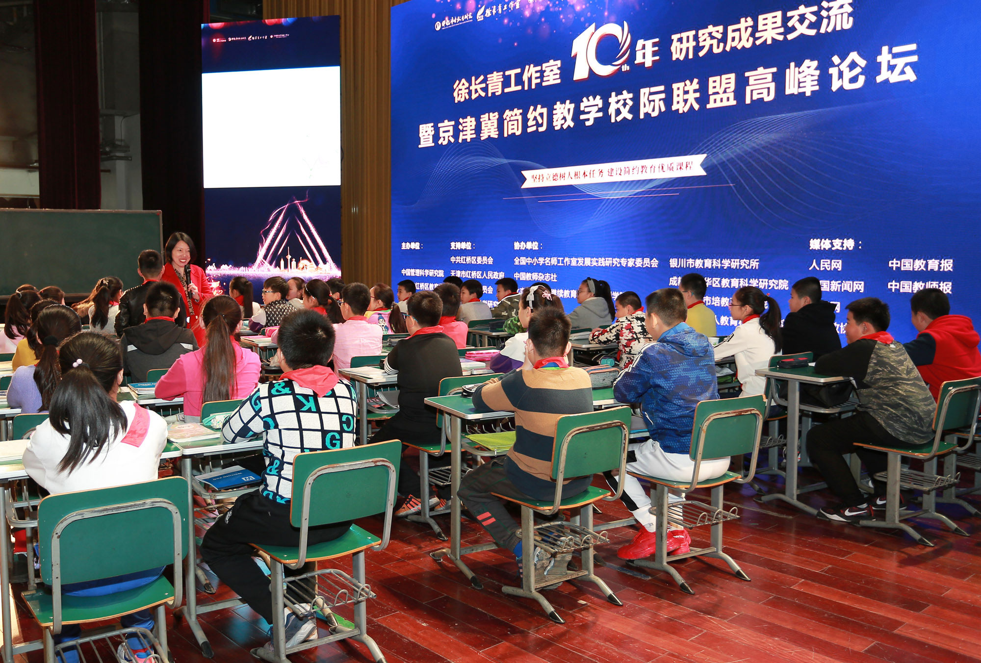 因為課上錯可以得到其他同學(xué)借鑒，避免重蹈覆轍，因為課上錯可以成為教師使用的資源、放大的資源、深入講解的資源，對他們有利，一錯而三折，對他有利、對他人有利、對他們有利，所以說錯是每個孩子應(yīng)有的權(quán)利。但是單有權(quán)利是不夠的，還要幫助學(xué)生認(rèn)知錯誤、改正錯誤是每個教師的責(zé)任和能力。